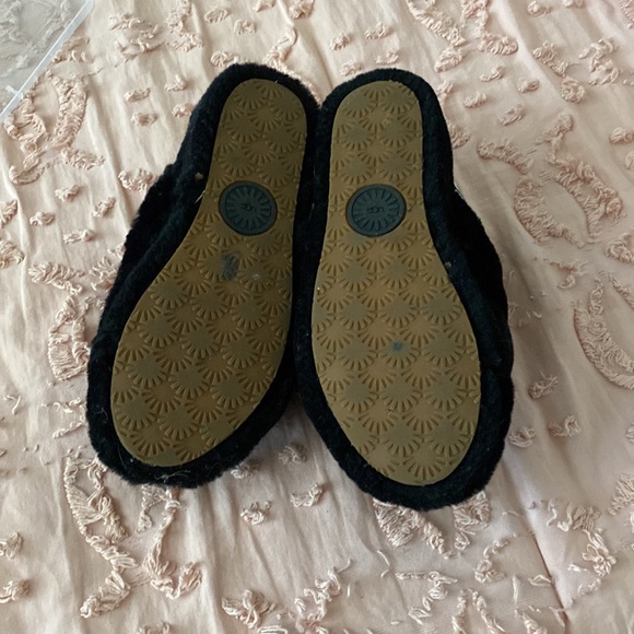 COPY - UGG fuzzy slippers - Picture 4 of 5